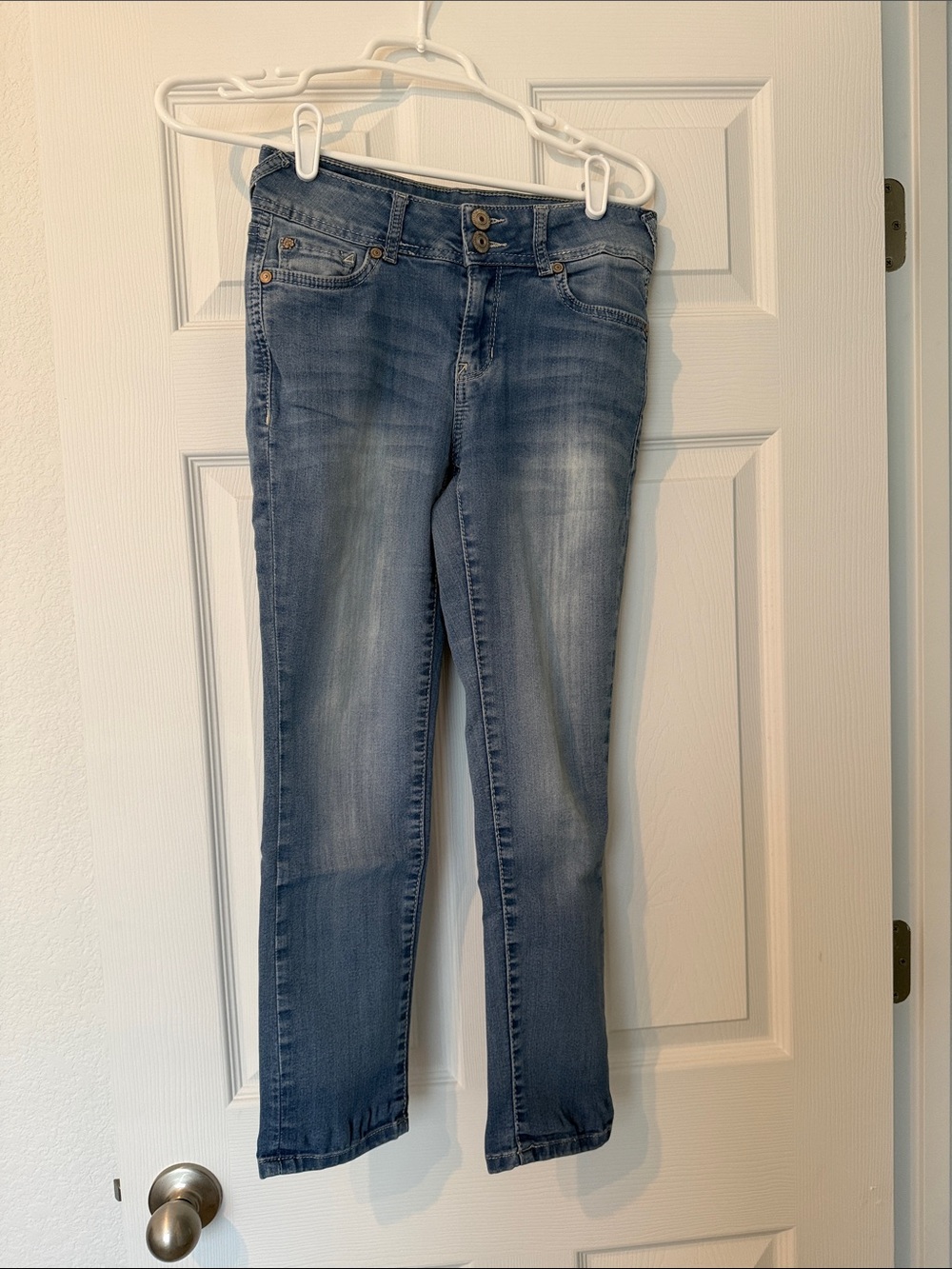 Wallflower Capri Slim Straight Pant